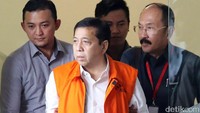 Ia juga di dampingi oleh pengacaranya Fredrich Yunadi.