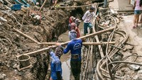 Galian kabel yang sedang dikerjakan para pekerja.