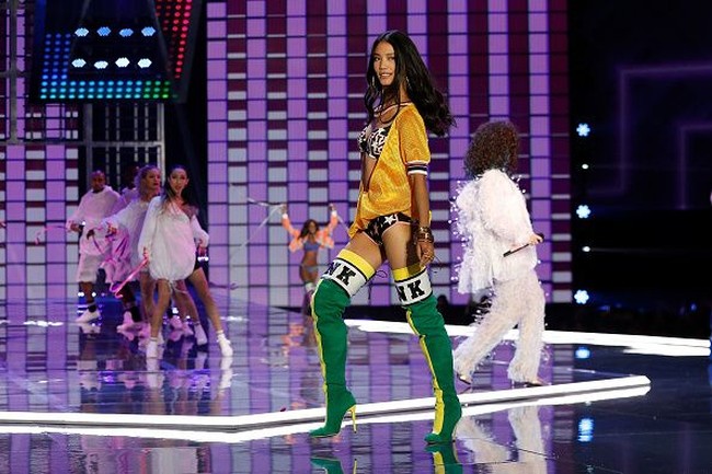 Model China bernama Wang Yi ini juga tampil dengan pakaian dalam seksi bertema sporty di fashion show VS 2017. Model 20 tahun tersebut sebelumnya dikenal pascamenang 10th China Super Model Final Contest. Foto: Getty Images