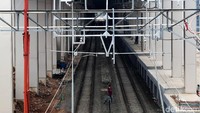 Stasiun yang berada sisi Kali Kanal Banjir Barat ini berfungsi sebagai stasiun naik turun penumpang Kereta Bandara Soekarno-Hatta.