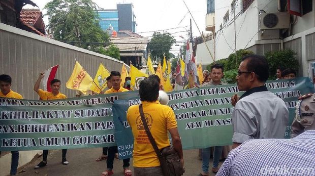Massa gelar demo di depan DPP Golkar