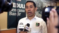 Presidium Majelis Nasional Korps Alumni KAHMI Kamrussamad menyatakan, turut empati atas penderitaan yang dipikul korban banjir. Sebelumnya, banjir bandang menerjang 15 desa di 4 kecamatan di Kabupaten Lombok Timur, Sabtu (18/11/2017) pukul 17.30 WITA. Pool/KAHMI.