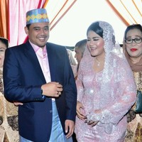 Upacara adat pemberian marga kepada Kahiyang sudah berlangsung sejak pagi. Mereka tiba di lokasi acara yang berada di kediaman Doli Sinomba Siregar, tulang atau kakak laki-laki dari ibunda Bobby, sekitar pukul 10.00 WIB. Foto: Media Center Kahiyang-Bobby