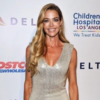 Model Denise Richards memiliki payudara asli yang terbilang kecil. Dia melakukan operasi pembesaraan payudara pertama kali saat usianya 19 tahun. Mantan gadis James Bond itu kemudian melakukan dua operasi pembesaraan payudara lainnya. Denise menghabiskan biaya sampai US$ 25 ribu atau Rp 360 juta.  Foto: Dok. John Sciulli/Getty Images
