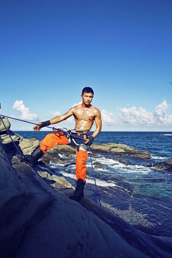 Pemadam kebakaran melakukan aksi panjat tebing di pantai. Kalender ini tidak dijual untuk publik, tapi bisa didapatkan dengan cara berdonasi untuk Downs Syndrome Foundation ROC. (Fire Department of New Taipei City) Pemadam kebakaran melakukan aksi panjat tebing di pantai. Kalender ini tidak dijual untuk publik, tapi bisa didapatkan dengan cara berdonasi untuk Downs Syndrome Foundation ROC. (Fire Department of New Taipei City)