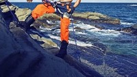 Pemadam kebakaran melakukan aksi panjat tebing di pantai. Kalender ini tidak dijual untuk publik, tapi bisa didapatkan dengan cara berdonasi untuk Downs Syndrome Foundation ROC. (Fire Department of New Taipei City)