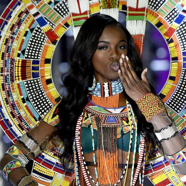 Leomie Anderson di Fashion Show Victoria’s Secret 2017, Shanghai, China, Senin (20/11/2017) malam. Foto: Matt Winkelmeyer/Getty Images for Victorias Secret