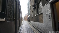 Tempat terbaik melihat seni jalanan di Kota London adalah Shoreditch. Kawasan di timur London itu menyimpan banyak kreativitas dari seniman jalanan di dinding bangunan (Erna Mardiana/detikTravel)
