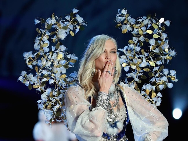 Karlie Kloss  di Fashion Show Victoria’s Secret 2017, Shanghai, China, Senin (20/11/2017) malam. Foto: Frazer Harrison/Getty Images