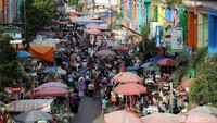 Jejeran lapak pedangang kaki lima di pinggir Jalan Masjid Lama.