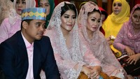 Anggunnya Kahiyang yang memakai kebaya merah muda dan veil warna senada (Foto: Media Center Kahiyang-Bobby)
