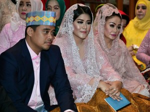 Foto: Cantiknya Kahiyang Ayu Pakai Veil Pink di Prosesi Pemberian Marga