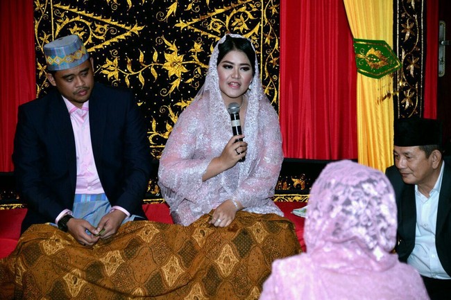 Selain itu, untuk acara pemberian gelar ini, Kahiyang memercayakan make-upnya pada Nico Samosir dan penata rambut Wiwik Welby. Foto: Media Center Kahiyang-Bobby