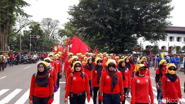 Hari Ini UMK Ditetapkan, Buruh di Jabar Demo