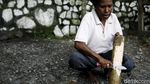 Melihat Lebih Dekat Kerajinan Lukisan Kayu di Sentani