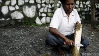 Warga Asei mengambil kayu dari hutan-hutan yang ada di sekitar Sentani. Hanya kulit dari Kayu Kombou yang mereka jadikan media untuk membuat ukiran atau lukisan.