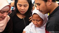 Tangis dan doa dari kerabat serta keluarga di pusaranya. Pool/Ismail/detikFoto.