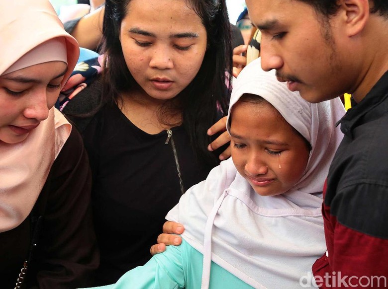 Pemakaman Berlangsung Haru, Anak Laila Sari Hampir Pingsan Pemakaman Berlangsung Haru, Anak Laila Sari Hampir Pingsan
