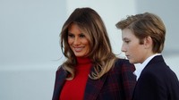 Melania tampak senang menyambut pohon natal itu. 
