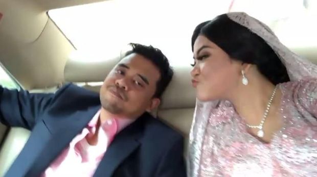 Kahiyang dan Bobby usai prosesi adat.