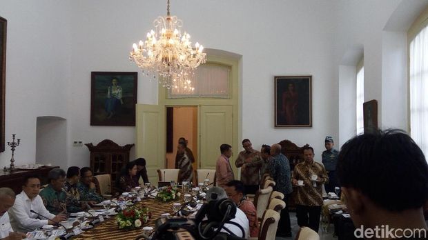 Anies, JK dan Pratikno terlihat akrab berbincang sebelum ratas