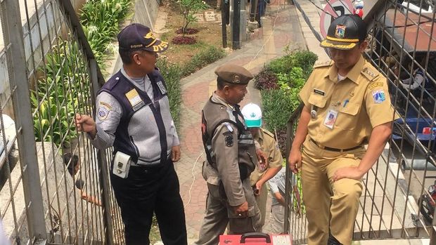 Jembatan yang bolong diperbaiki dengan cara dilas.