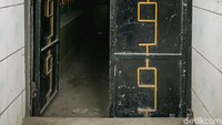Pintu masuk samping masjid juga tidak lepas dari hiasan angka 999.