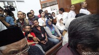 Sejumlah pendukung Eddy Rumpoko memenuhi ruang sidang.