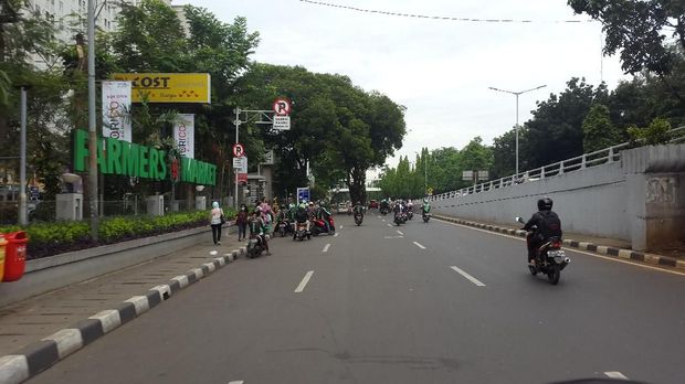  Kendaraan umum, mobil pribadi dan motor yang melanggar aturan lalu lintas ditilang petugas.