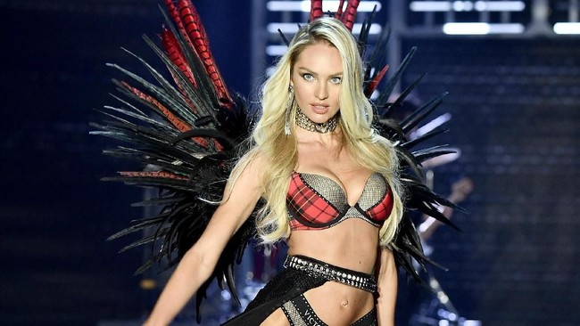 Candice Swanepoel dua kali naik ke atas panggung fashion show Victoria’s Secret 2017. Pertama dia memakai bra tartan, kedua memakai bra merah dengan hiasan rumbai ukuran besar di punggungnya. Foto: Matt Winkelmeyer/Getty Images for Victorias Secret