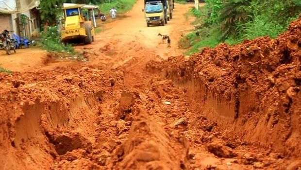 Jembatan Rusak, Siswa SD Lintasi Sungai dengan Jalan Kaki