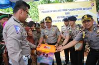 Polisi Renovasi Gubuk Reyot Tempat Nenek dan Kucingnya Tinggal