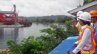 Rini dan rombongan meninjau proyek jembatan Holtekamp.
