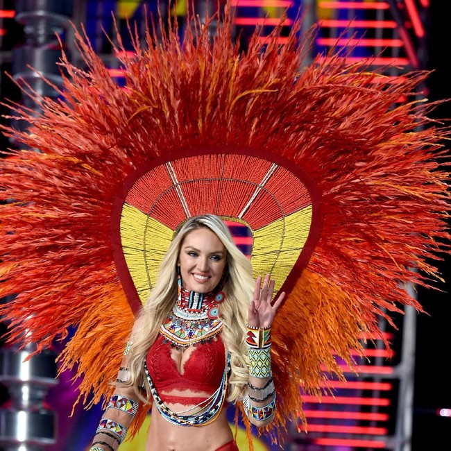 Model asal Afrika Selatan, Candice Swanepoel, memperlihatkan tubuhnya yang sudah kembali seksi pasca melahirkan di fashion show Victoria’s Secret 2017, Shanghai, China, Senin (20/11/2017) malam. Foto: Matt Winkelmeyer/Getty Images for Victorias Secret