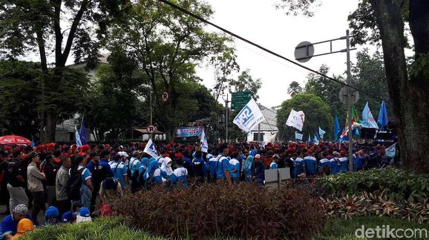 Hari Ini UMK Ditetapkan, Buruh di Jabar Demo