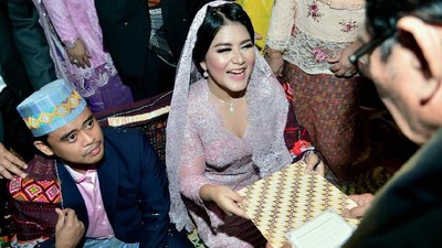 Senyum Merekah Putri Jokowi Saat Terima Sertifikat Boru Siregar