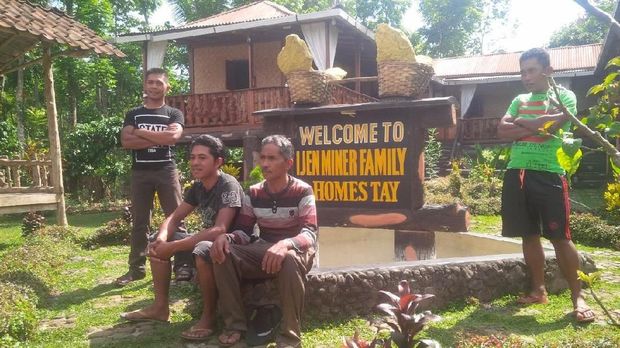Sariyono dan keluarga di depan homestay-nya