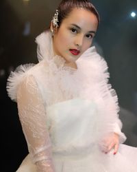 Seperti Angsa Putih, Chelsea Islan Anggun di Fashion Show Victoria's Secret