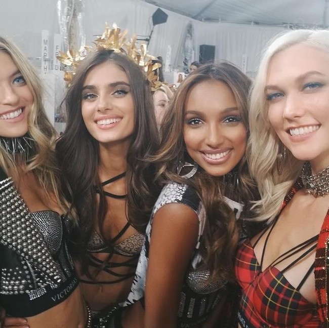 Keseruan empat model Victorias Secret yang sama-sama berasal dari Amerika Serikat usai fashion show. Foto: Instagram