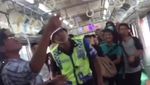 Disorot Dunia, Begini Aksi Pria Penakluk Ular di KRL