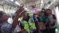 Salah satunya yakni media internasional AFP. Judul berita yang dipublikasikan yakni Snake on a train: Indonesian kills serpent with bare hands
