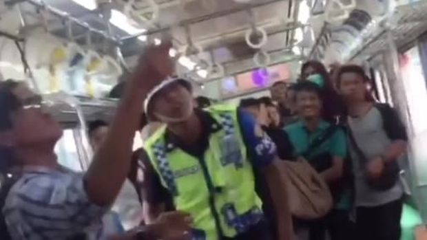 Pria berkacamata berani menarik ular itu keluar.