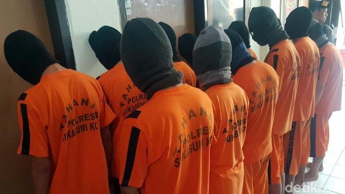 Polres Sukabumi Kota menangkap pelaku kejahatan dengan senjata tajam. Pelaku yang ditangkap mulai dari gang motor, pelajar hingga kelompok bertopeng.
