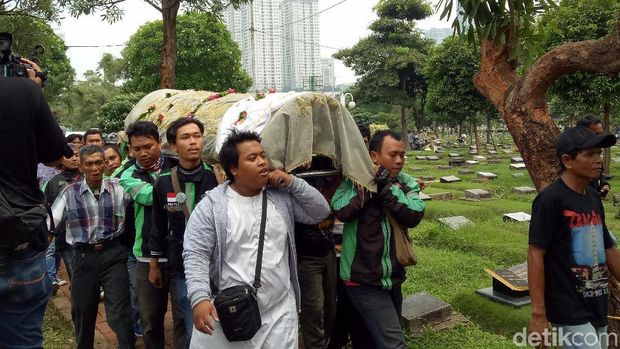 Ojek Online Kawal Pemakaman Laila Sari