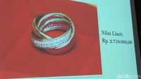 Ada pula tiga cincin emas mata sirkon yang dihargai dengan nilai limit Rp 2.750.000.