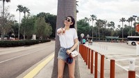Ming Xi juga terlihat riang saat liburan ke Disneys Hollywood Studios (@mingxi11/Instagram)