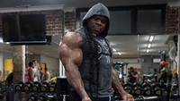 Kalau melihat dari olahraga yang ia lakukan, wajar saja jika pria yang memiliki panggilan Mr. Getting It Done tersebut punya otot-otot yang terbentuk dengan sangat kuat. (Foto: Instagram @kaigreene)