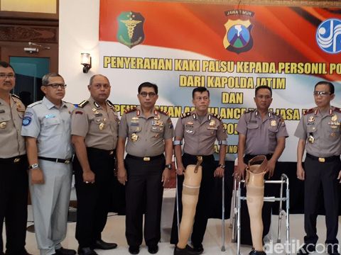 Bantuan dua kaki palsu dari Kapolda Jatim/