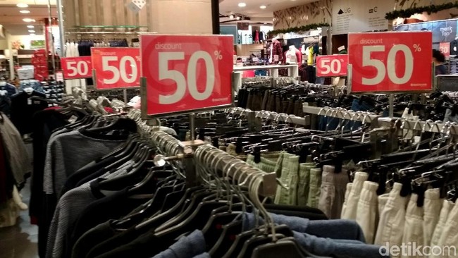 Tenggelamnya Matahari di Taman Anggrek, Pesta Diskon Buat Shopaholic