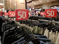 Tenggelamnya Matahari di Taman Anggrek, Pesta Diskon Buat Shopaholic